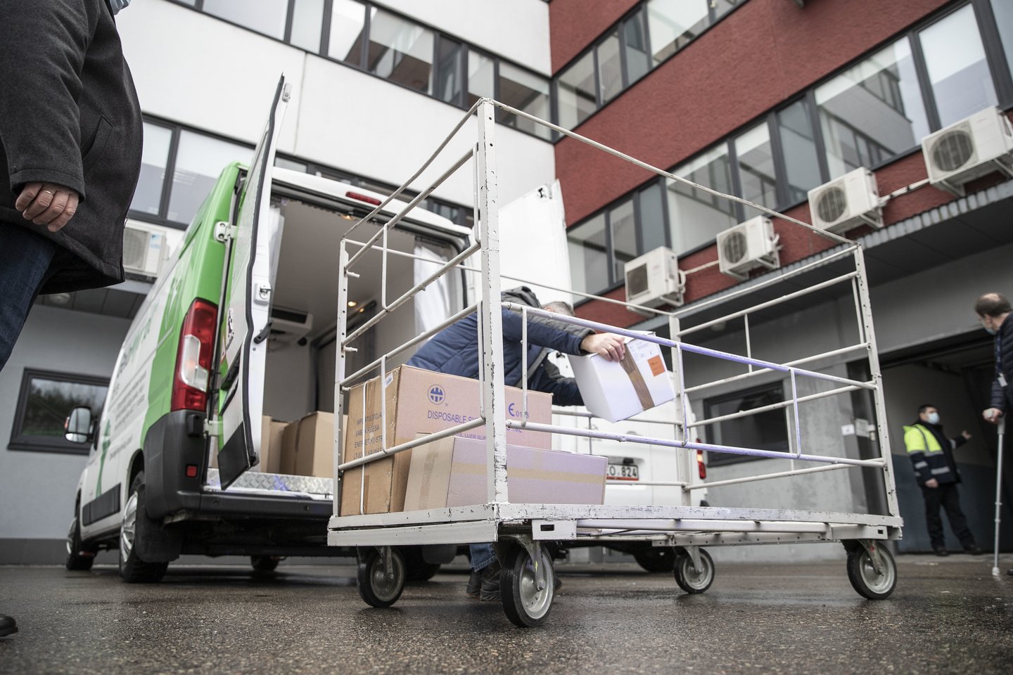 Antrąją Kalėdų dieną į Lietuvą galiausiai atkeliavo COVID-19 vakcina.<br>SAM nuotr.