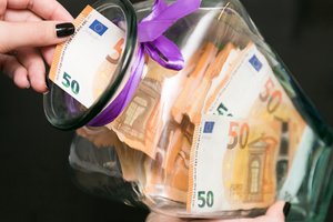 Mažėja į Lietuvą siunčiami emigrantų pinigai – perlaidos smuko daugiau nei pusiau