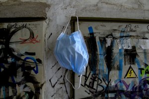 Covid-19 sergantis raseiniškis spjovė į privalomą izoliaciją – nuvyko pas damą ir kartu girtavo