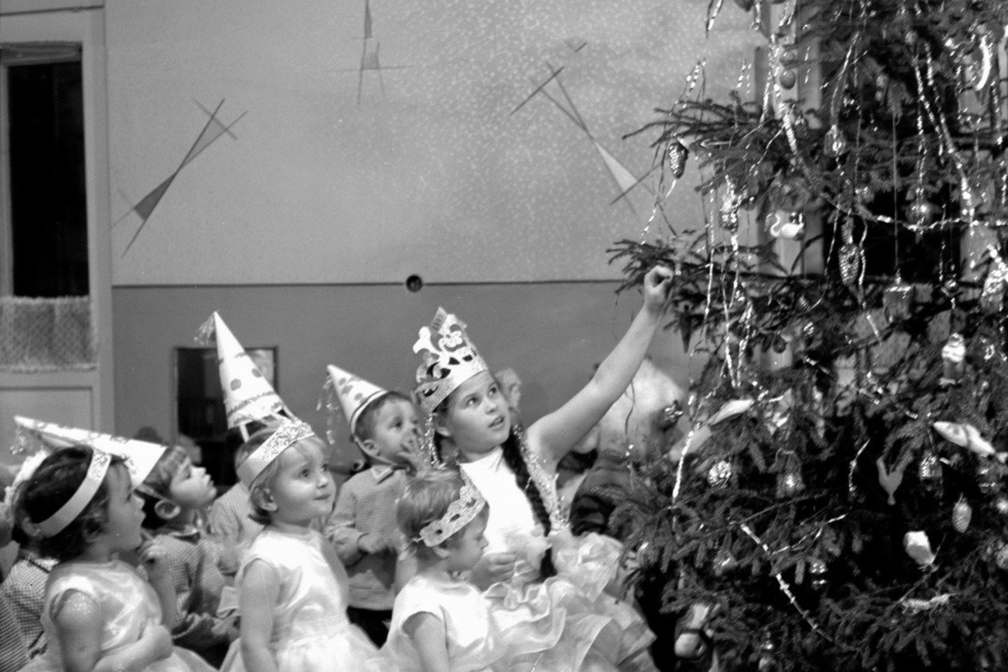 Naujųjų metų šventė Kauno darželyje. 1964 m. gruodžio mėn. <br> M.Ogajaus nuotr.