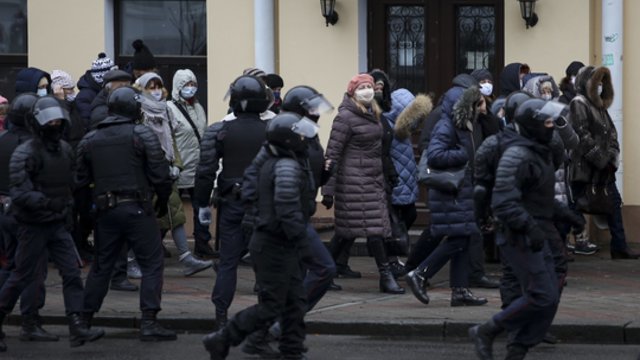 Baltarusijoje tęsiasi antivyriausybiniai protestai: režimas per šventes pasirengęs stiprinti pajėgas