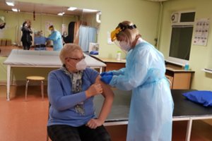Šiauliuose paskiepyta ir pirmąją šalyje COVID-19 susirgusią šiaulietę gydžiusi gydytoja 