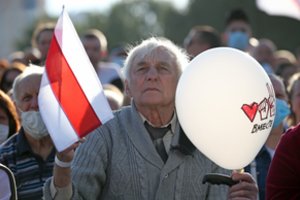 Protestuodami prieš A. Lukašenką, Baltarusijos opozicijos šalininkai į dangų paleido balionus