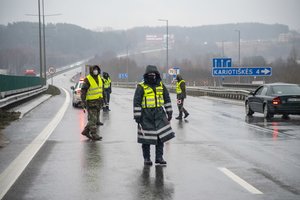Per šventinį savaitgalį – gudruolių antplūdis: policija apsuko virš 16 tūkst. automobilių, įžūliausių laukia baudos