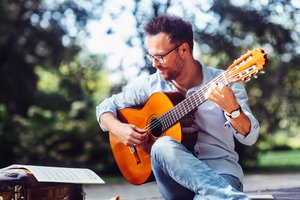 Muzikinė pagalba į namus – klasikine gitara grojantiems jaunuoliams