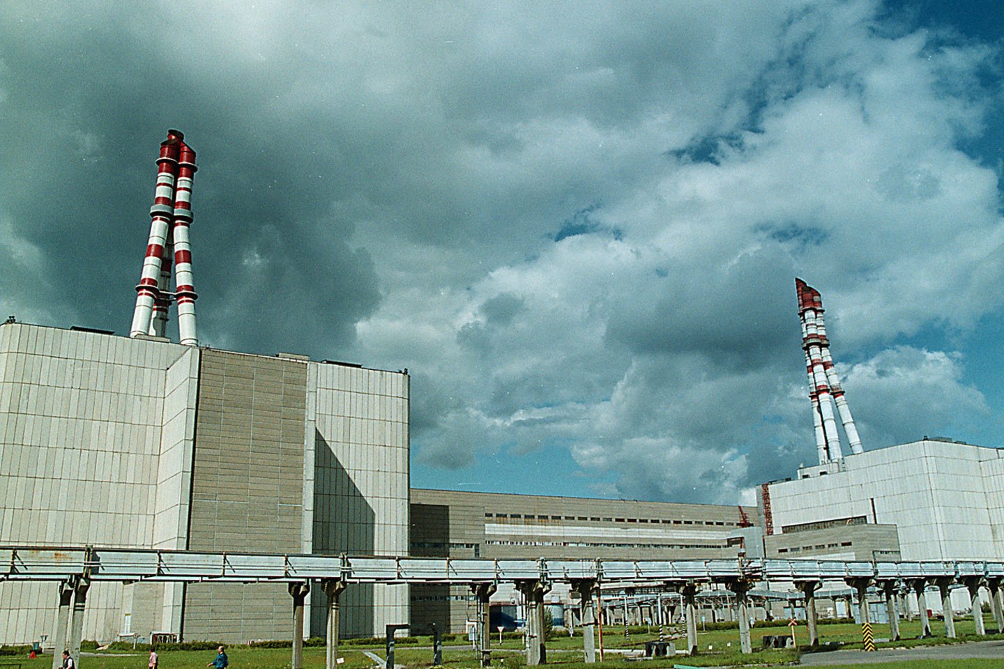 1983 m. pradėjo veikti Ignalinos atominė elektrinė, kuri turėjo galingiausius reaktorius pasaulyje. Buvo didžiausia Lietuvos elektrinė, gamino apie 80 proc. visos šalyje suvartojamos elektros energijos, dalis jos buvo eksportuojama. Lietuvai vykdant stojimo į Europos Sąjungą sutartyje numatytus įsipareigojimus 2009 m. gruodžio 31 d. elektrinė visiškai nutraukė elektros energijos gamybą.<br>R.Jurgaičio nuotr.