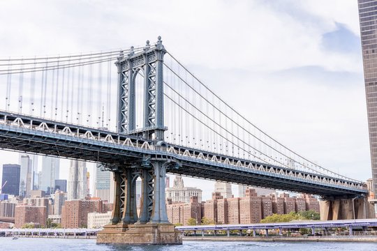 1870 m. Niujorke prasidėjo Bruklino tilto statyba. Eismas tiltu buvo atidarytas 1883 m. gegužę.<br>123rf