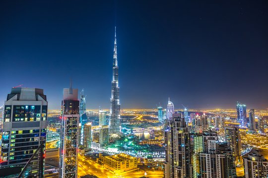 2010 m. Dubajuje atidarytas 163 aukštų Burž Chalifos dangoraižis – aukščiausias pasaulio pastatas. Jo aukštis iki smailės viršaus yra 828 m.<br>123rf