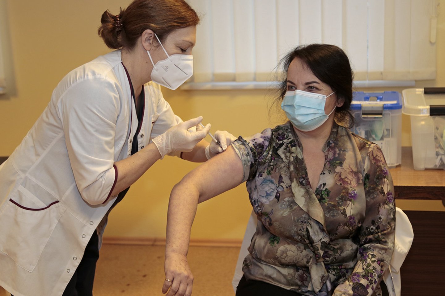 Pirmadienis Marijampolės ligoninėje neeilinė diena, pradėta darbuotojų vakcinacija nuo koronaviruso.<br>R.Pasiliausko nuotr.