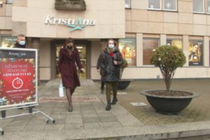 Po raginimų likti namuose – V. Čmilytės-Nielsen vojažas po parduotuves: aš tik trumpam  