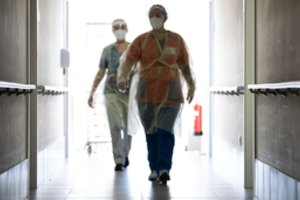 Mutavęs COVID-19 siautėja Jungtinėje Karalystėje: per parą užfiksuotas baimę keliantis naujų užsikrėtimų skaičius