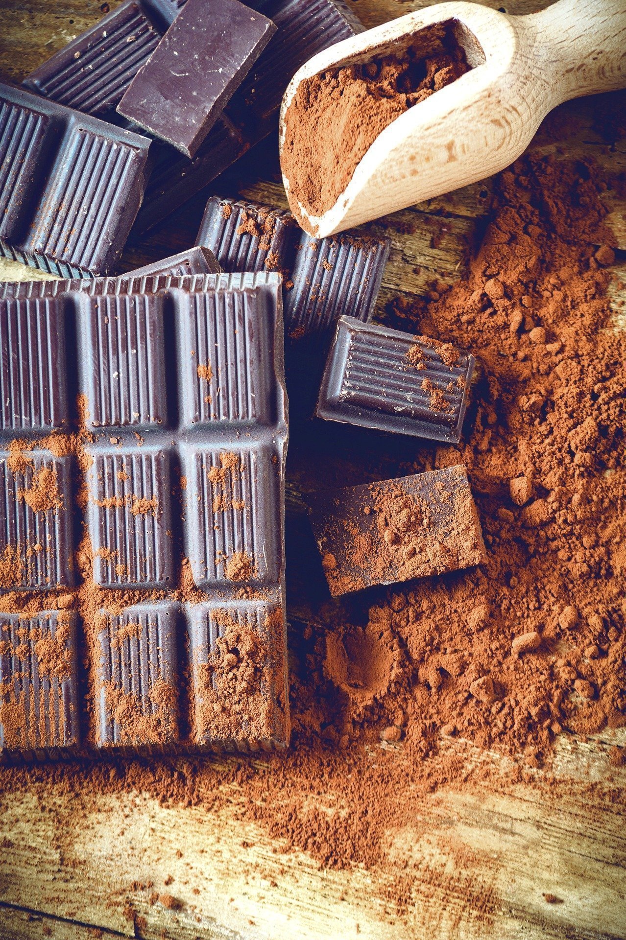 Šokoladas – vienas dažniausiai naudojamų ingredientų įvairiems konditeriniams gaminiams, pagamintas iš fermentuotų skrudintų maltų kakavos pupelių.„123rf.com“ asociatyvioji nuotr.