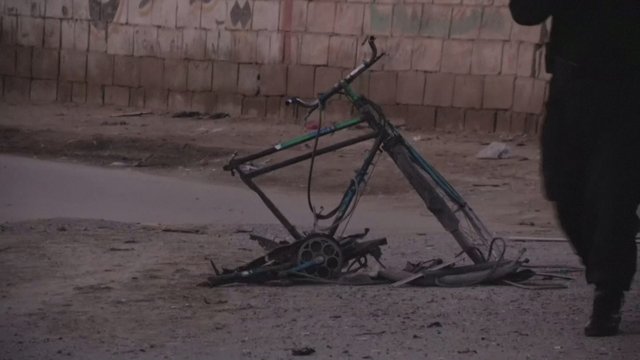 Kabule nuaidėjo sprogimas: dviračiu bombą gabenęs žmogus atsitrenkė į mikroautobusą