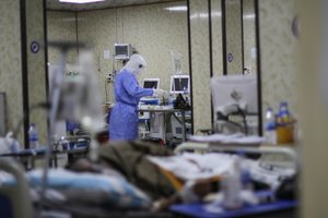 Vakcina Europai tapo kalėdiniu stebuklu, tačiau džiaugtis neskubama: po švenčių gali laukti dar viena banga