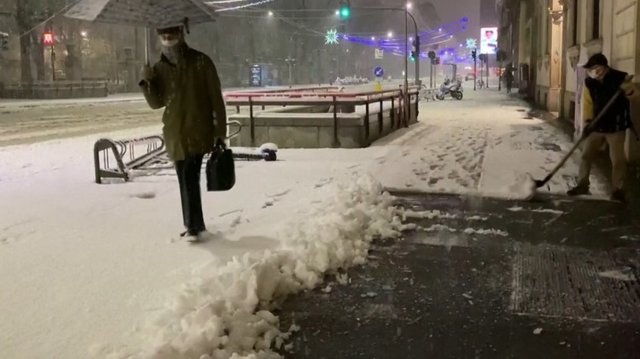 Smarkus sniegas kausto miestą – tokio vaizdo nematė jau 11 metų