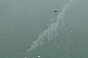 Iš Būtingės terminalo ištekėjusi nafta išsisklaidė ir skęsta į jūros dugną