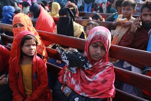 Bangladešas į izoliuotą salą išplukdė dar vieną, iki šiol didžiausią rohinjų grupę