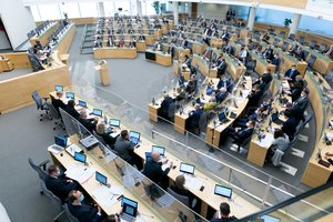 Seimo nariai mokosi dirbti nuotoliniu būdu, kai kurie pirmąjį bandymą vadina šnipštu