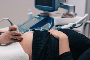 Aštuntą nėštumo mėnesį Agnė neteko sūnaus: dėl netekties kaltas moterį užklupęs koronavirusas