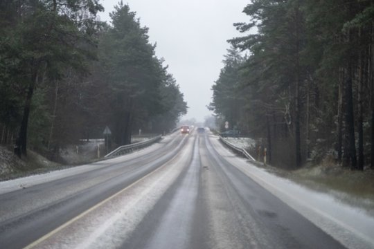 Eismo sąlygas didžiojoje šalies dalyje sunkina plikledis