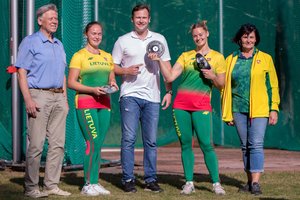 „Paralimpinis iššūkis“: I. Zarankaitė ir O. Dobrovolskaja metė diską aklinoje tamsoje