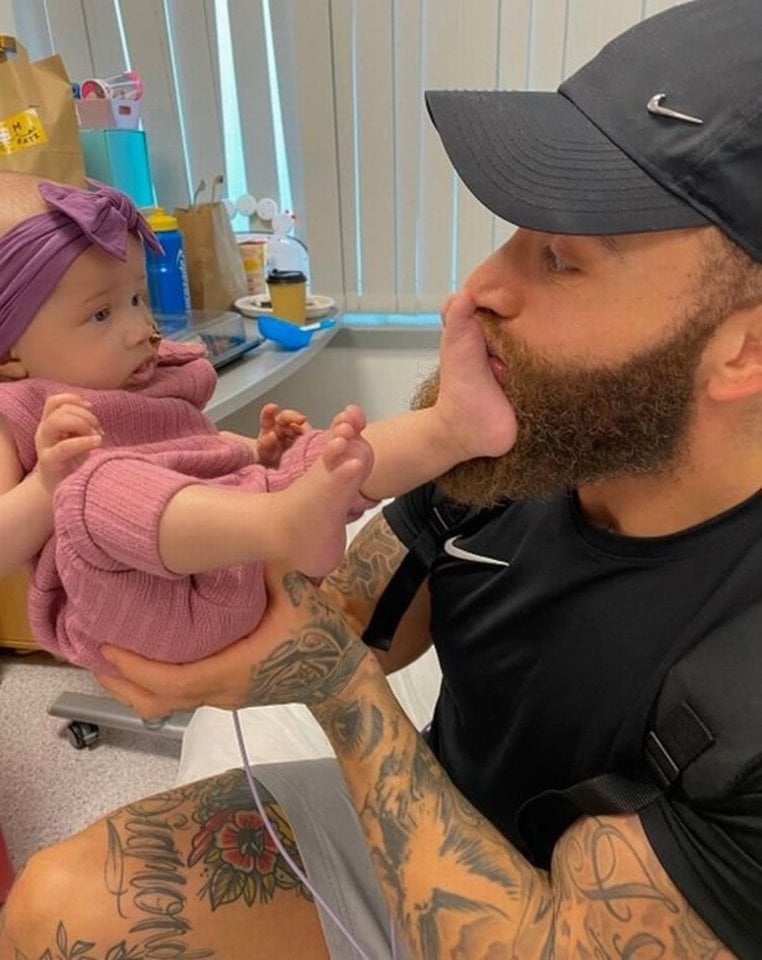  „Ex on the Beach“ žvaigždės Ashley Cain keturių mėnesių dukrai spalio mėnesį buvo diagnozuota ūminė mieloidinė leukemija – piktybinė kraujo liga.<br> Instagramo nuotr.