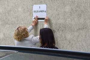 Fiktyvūs egzaminai kainavo brangiai: teismas skyrė baudų už 115 tūkst. eurų ir skirta laisvės atėmimo bausmę