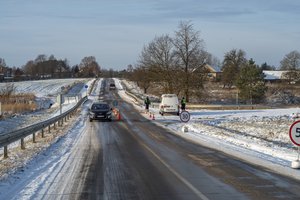 Dalyje Lietuvos – labai slidu: prašo vairuotojų laikytis didesnio nei įprasta atstumo