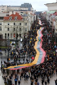 Vilniuje eisena „Mūsų Laisvė“ Gedimino prospektu nuo Nepriklausomybės aikštės iki Katedros aikštės, nešant įspūdingą 400 m ilgio siūtą tautinę vėliavą.<br>R.Danisevičiaus nuotr.