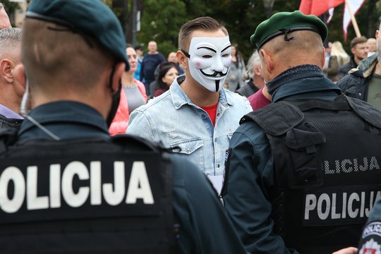 Keli šimtai žmonių Vilniuje susirinko į protestą prieš kaukių dėvėjimą ir kitas koronaviruso suvaldymo priemones.<br>R.Danisevičiaus nuotr.