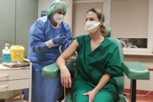 Pasiskiepiję Klaipėdos medikai: stebuklingo vaisto nėra – lieka tik vakcina