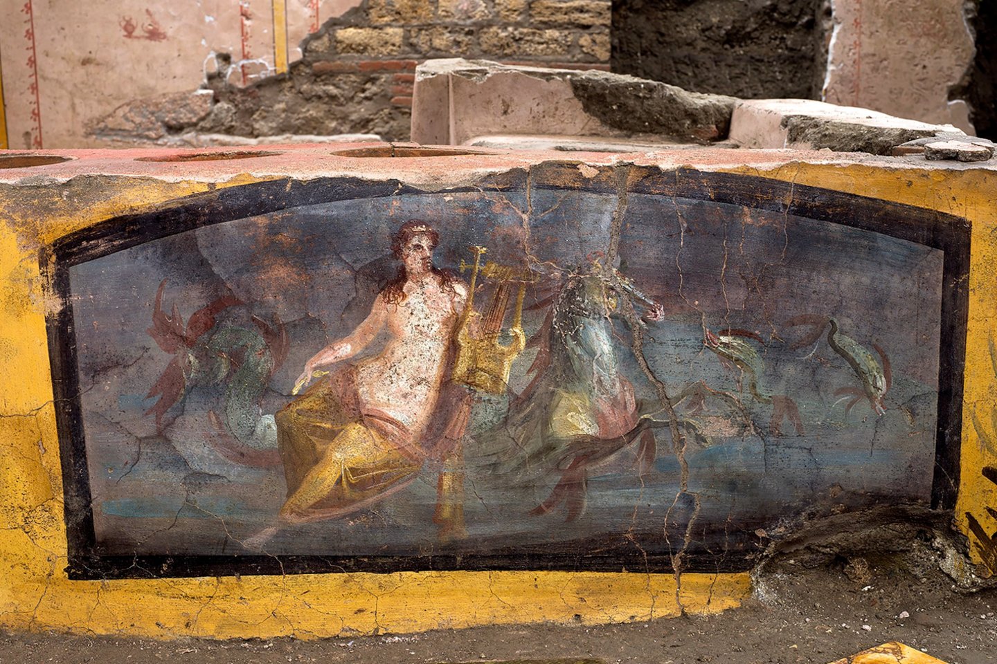  Praeivius į užeigą viliojo nuo gatvės pusės matoma tapyta freska su pusnuoge graikų jūrų nimfa, kuri vandenyno gelmėse groja arfa jūrų žirgams.<br> AFP / Scanpix nuotr.