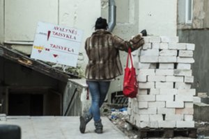 Taupymas per prievartą: nėra prasmės nei pirkti naujų drabužių, nei puoštis šventėms