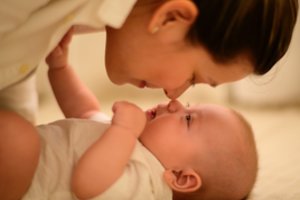 Kūdikio žindymas, jei mama serga koronavirusu: vieną dalyką būtina daryti kitaip nei įprasta