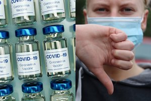 Kodėl daugelis lenkų vakcinai nuo COVID-19 sako: „Ačiū, ne“