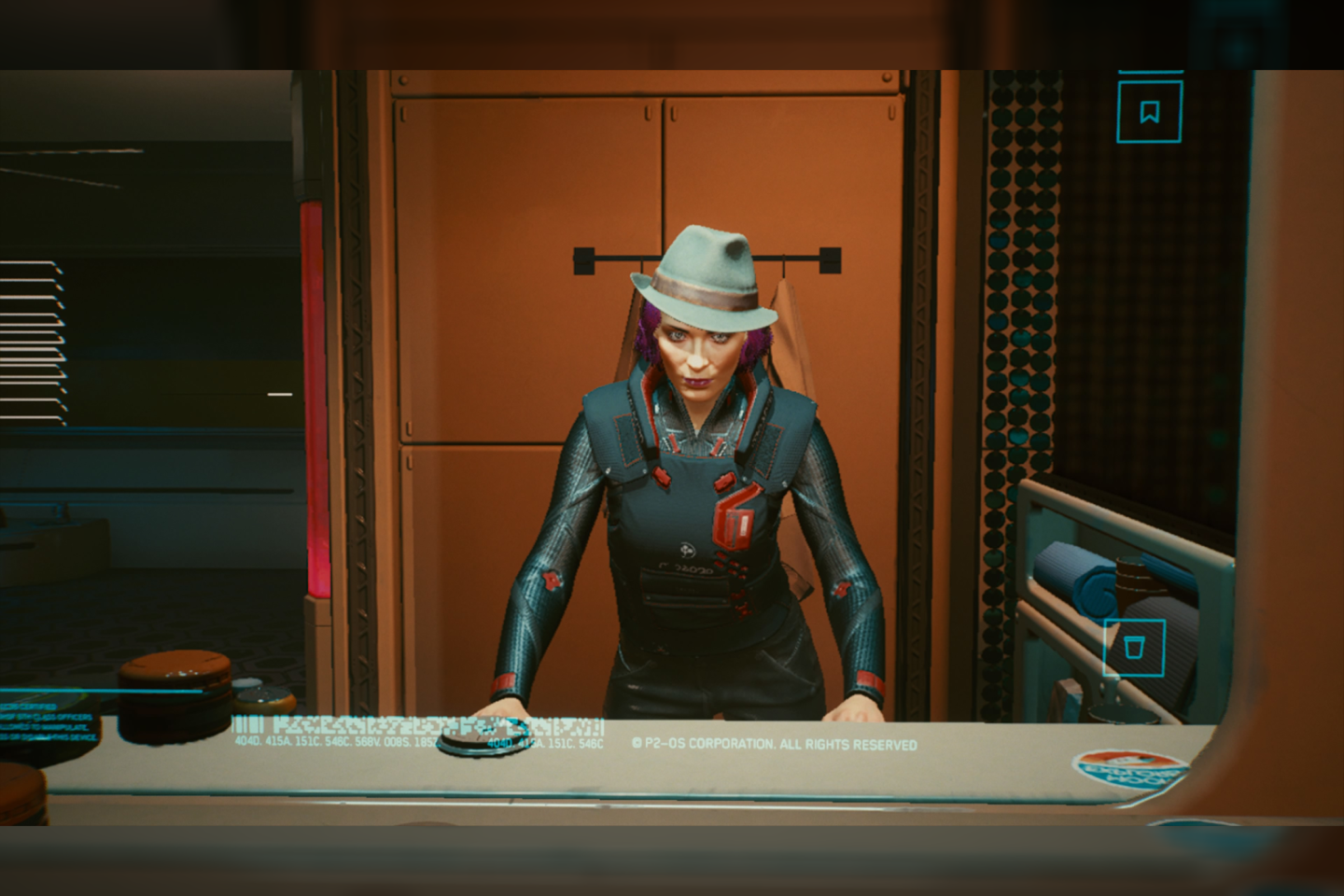   Vaizdai iš „Cyberpunk 2077“ pasaulio. Ekrano nuotraukos žaidžiant asmeniniu „Sony PlayStation 5“ kompiuteriu. Protagonistės V atspindys veidrodyje.