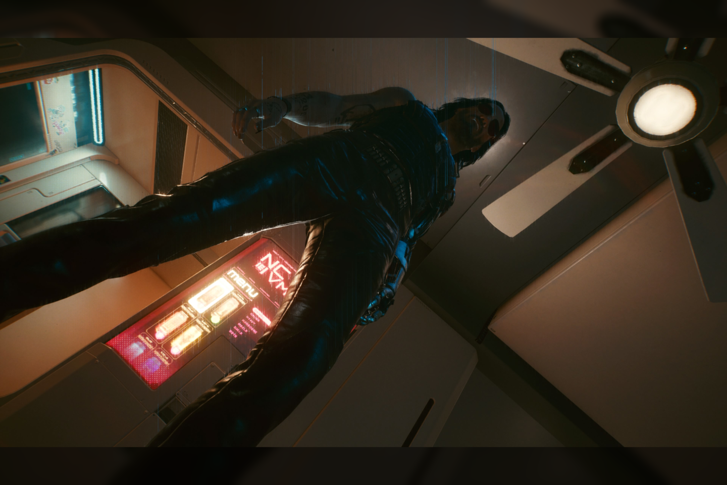   Vaizdai iš „Cyberpunk 2077“ pasaulio. Ekrano nuotraukos žaidžiant asmeniniu „Sony PlayStation 5“ kompiuteriu.