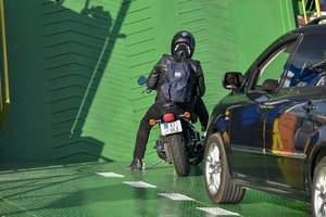 Girtas ir tai akivaizdžiai demonstravęs vairuotojas į keltą nepateko