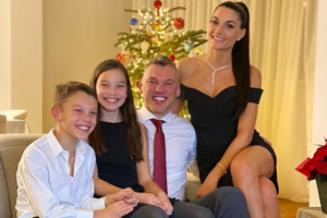 Naujųjų metų proga – šiltas ir jaukus Š. Jasikevičiaus šeimynos sveikinimas