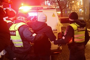 Naujametę naktį kaukę nusiplėšusio vyro laukia bauda: elgėsi piktybiškai, bet policija turi ir kuo pasidžiaugti