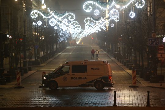 Naujieji metai Lietuvoje: naktį įkaušę vartė tvoras ir daužėsi lazdomis