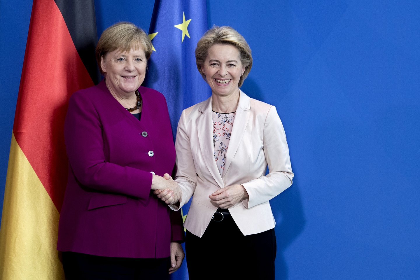 A.Merkel (kairėje) ir U.von der Leyen šįmet ir toliau palaikė vis prigęstančią Europos vienybės ugnį.<br>„Imago“/„Scanpix“ nuotr.