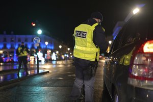 Prancūzija keliuose regionuose griežtina komendanto valandą