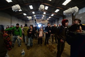 Prancūzijoje nelegaliame vakarėlyje dalyvavo 2 500 žmonių, baiminamasi COVID-19 protrūkio