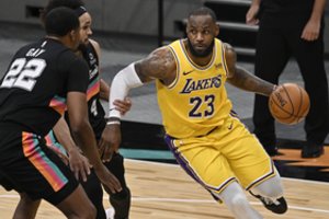 NBA naktis: L. Jameso ir A. Daviso siautulys bei pro šalį tritaškius metęs L. Dončičius