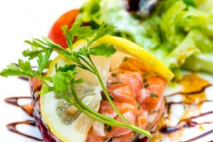 Lengvai ir greitai paruošiamas lašišos užkandis: gurmanai neliks jam abejingi