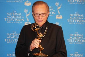 Laidų vedėjas Larry Kingas dėl COVID-19 gydomas ligoninėje: praeityje turėjo daugybę sveikatos problemų