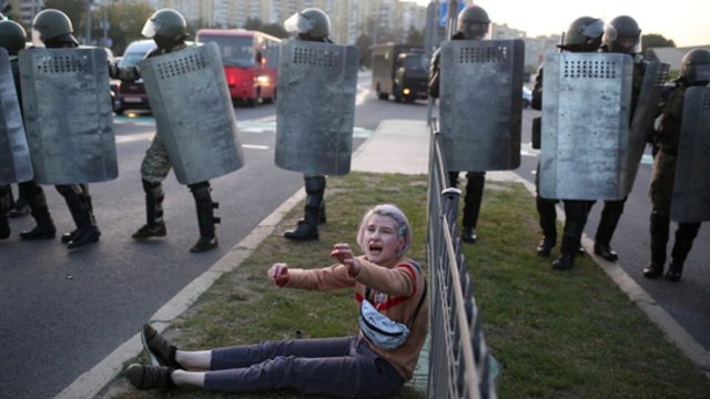 Įvairiuose Minsko rajonuose vyksta protestai: reikalauja A. Lukašenkos trauktis