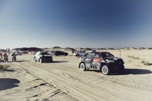 Trosu sukabinti ekipažai garsiajame ralio maratone finišavo vienas paskui kitą 