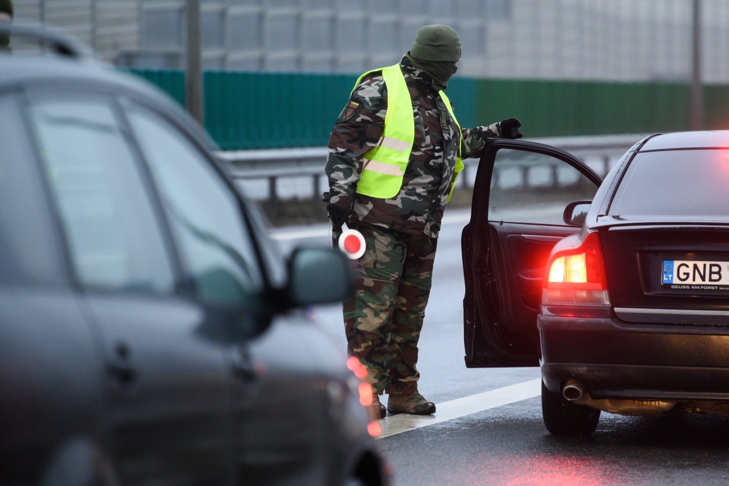 Pareigūnai sostinės prieigose atlieka automobilių patikras.<br> V. Skaraičio nuotr.